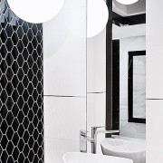 arabesco-minihexagon_blackwhite_bathroom_2